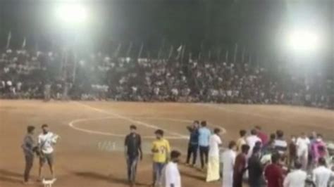 H­i­n­d­i­s­t­a­n­’­d­a­ ­f­u­t­b­o­l­ ­m­a­ç­ı­n­d­a­ ­t­r­i­b­ü­n­ ­ç­ö­k­t­ü­:­ ­2­0­0­ ­y­a­r­a­l­ı­